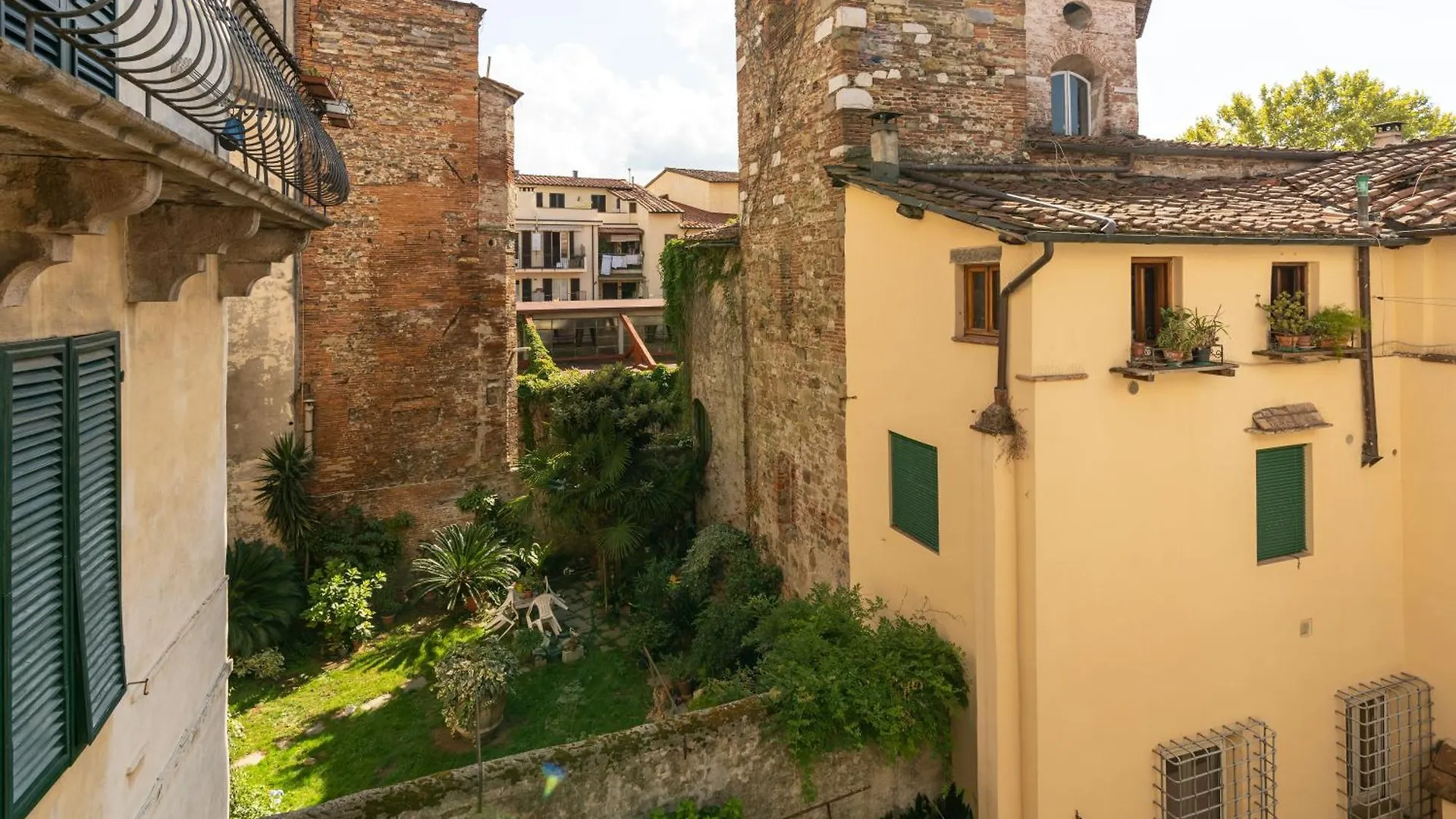 Historic Apt In The Center Of Lucca With Balcony Apartment
