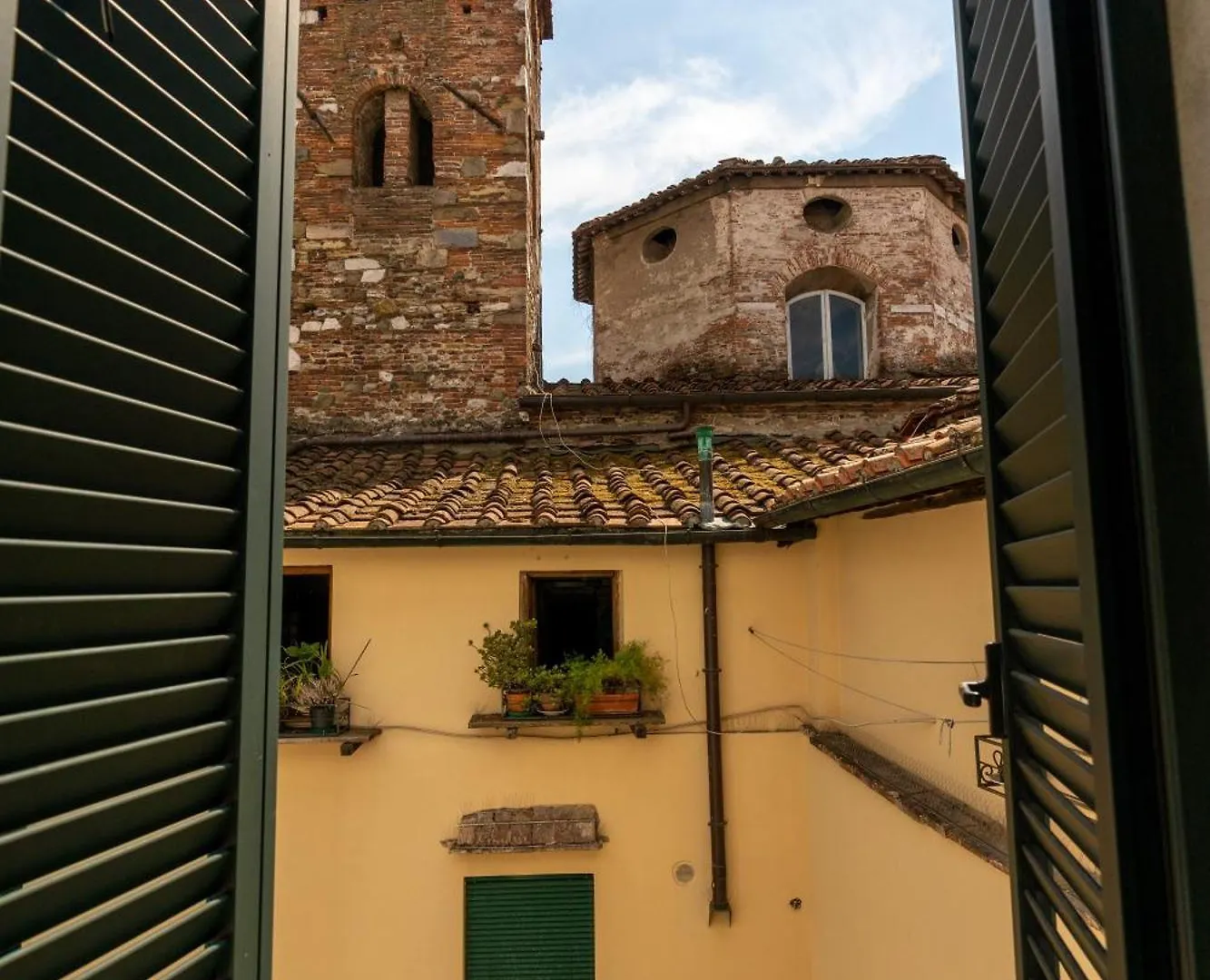 Historic Apt In The Center Of Lucca With Balcony Apartment