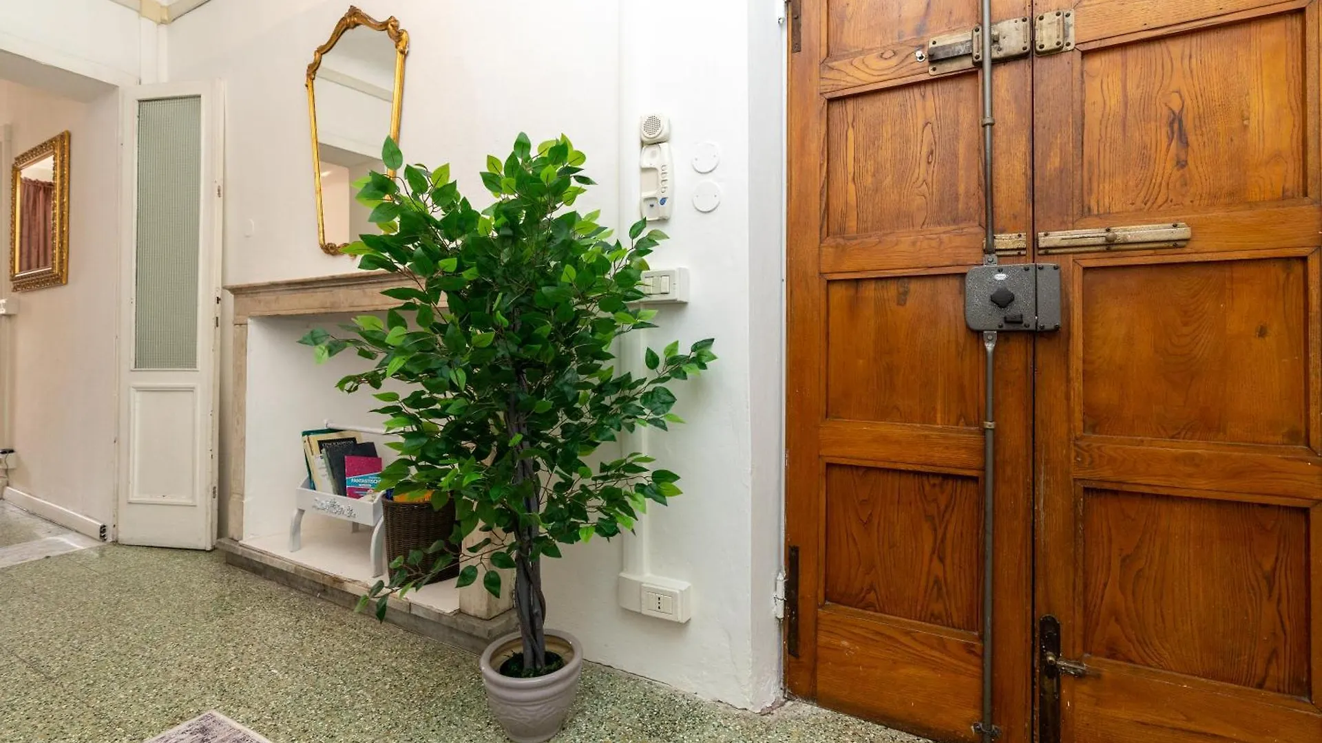 Historic Apt In The Center Of Lucca With Balcony Apartment